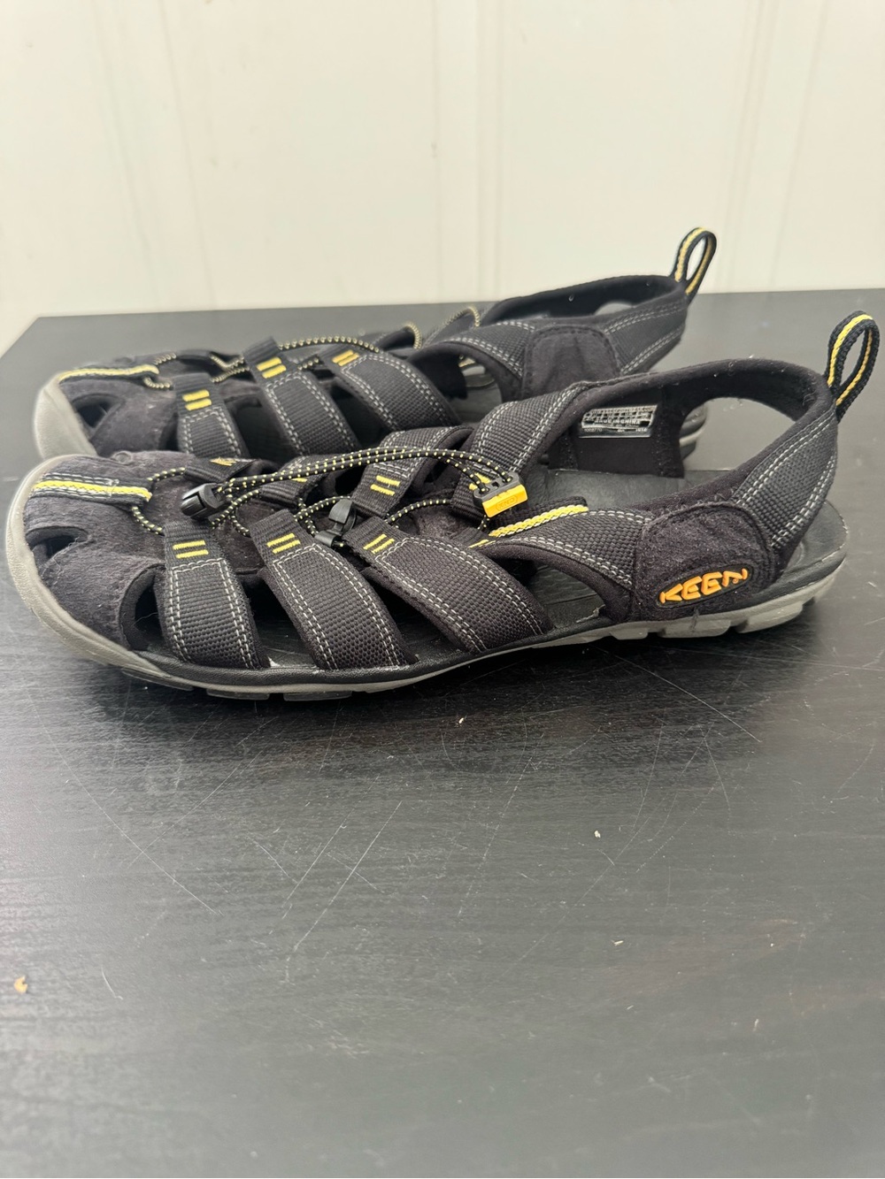 Keen Clearwater CNX Black Sandals Yellow Accents Women’s 10